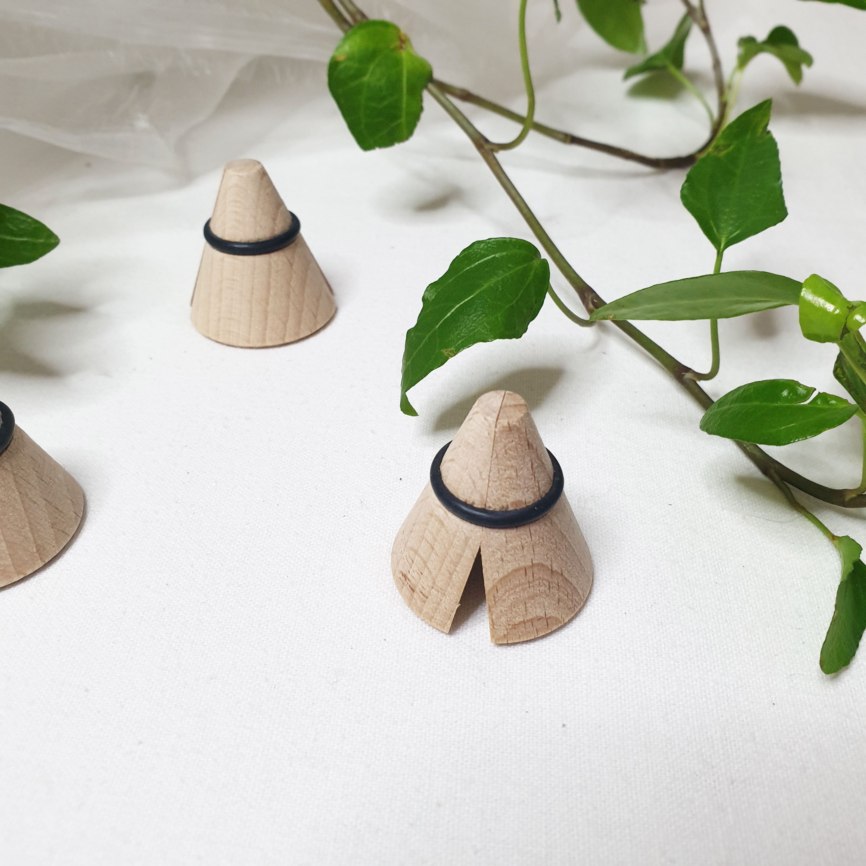 Vue détail pinces photos et mémo en bois "i-cone" - Tout simplement
