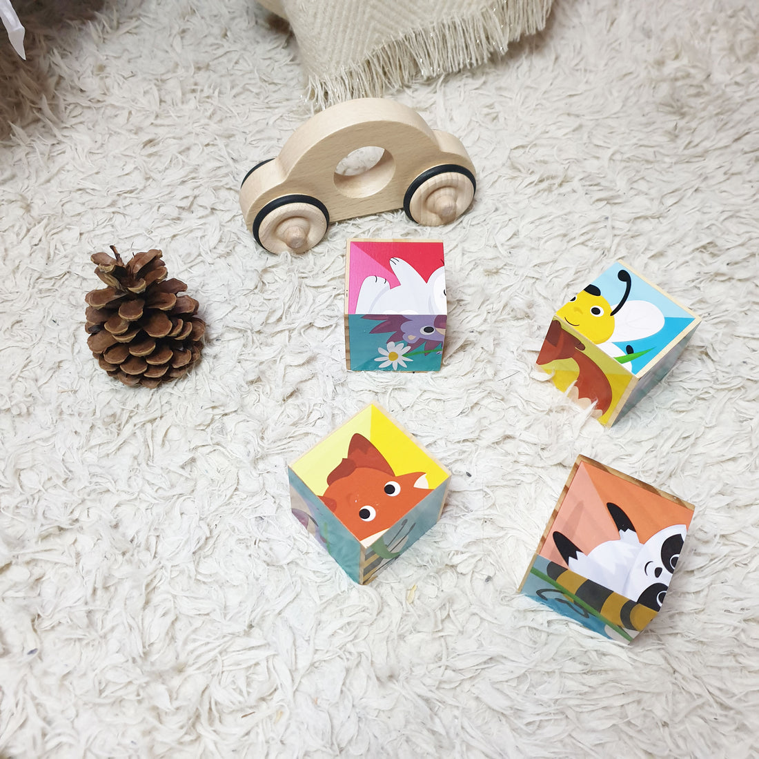 Coffret de jouets en bois avec un voiture en bois et un set de 4 cubes puzzle ETHIQ