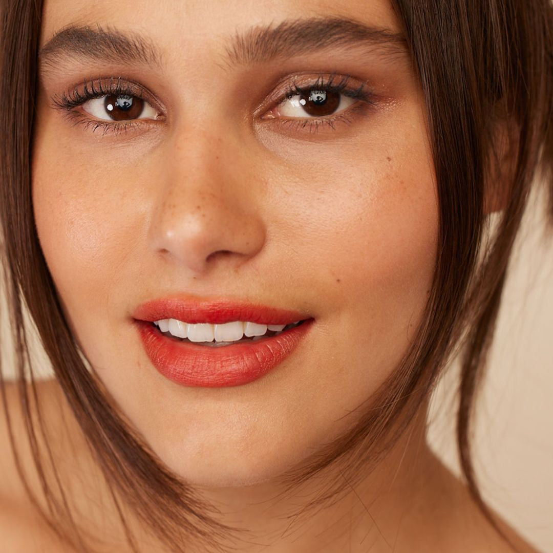 Modèle rouge à lèvres teinte rouge crush - Maquillage naturel Eclo