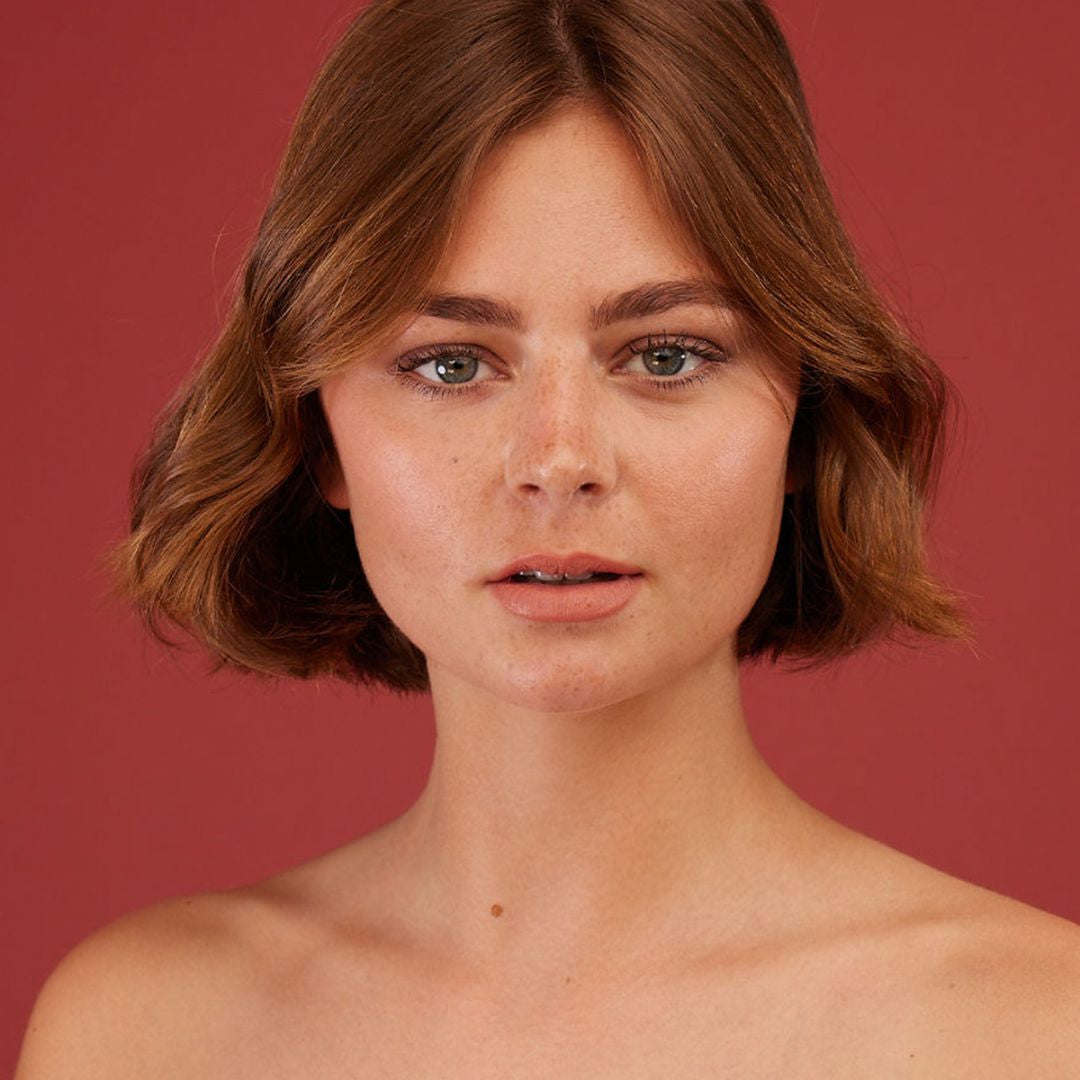 modèle photo qui porte le blush "Pèche Sunset"