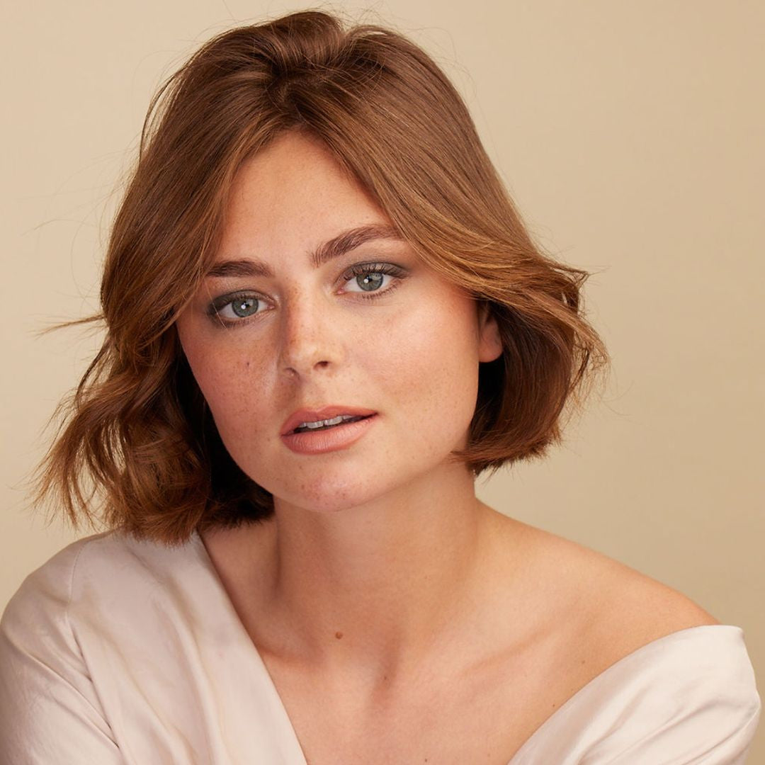 modèle photo qui porte la teinte "gris universel"