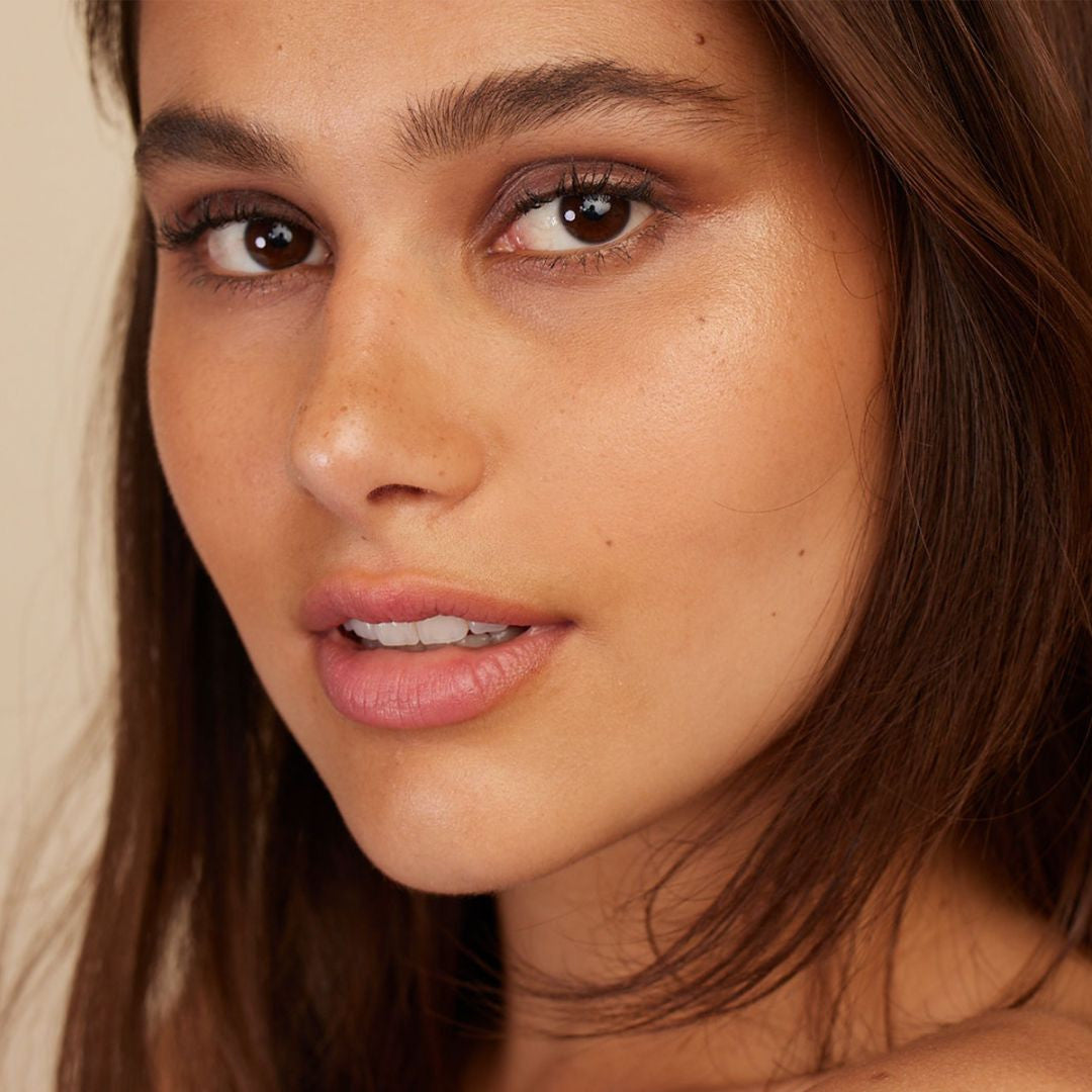 Modèle photo qui porte la teinte "Taupe quartz"