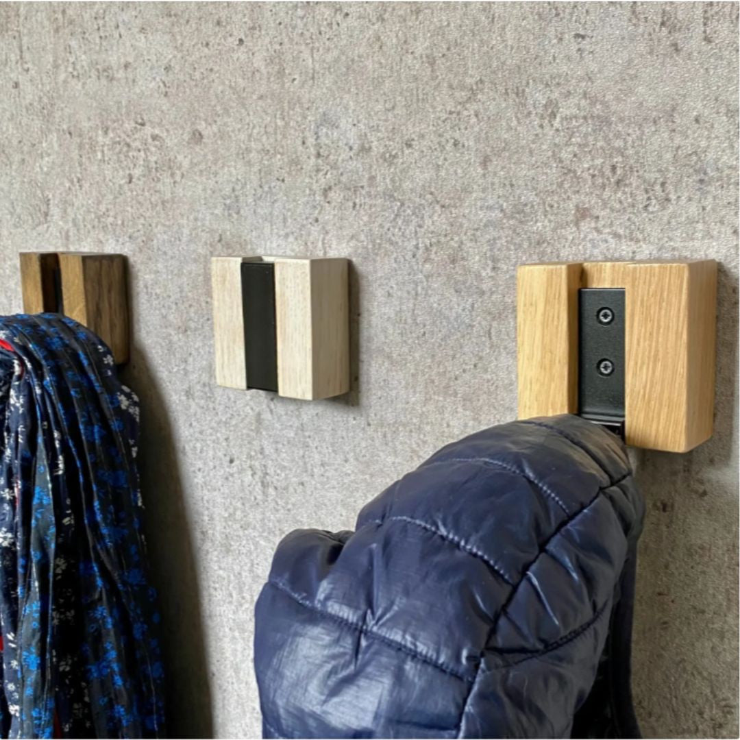 Porte-manteaux mural rétractable en bois - Cube patère