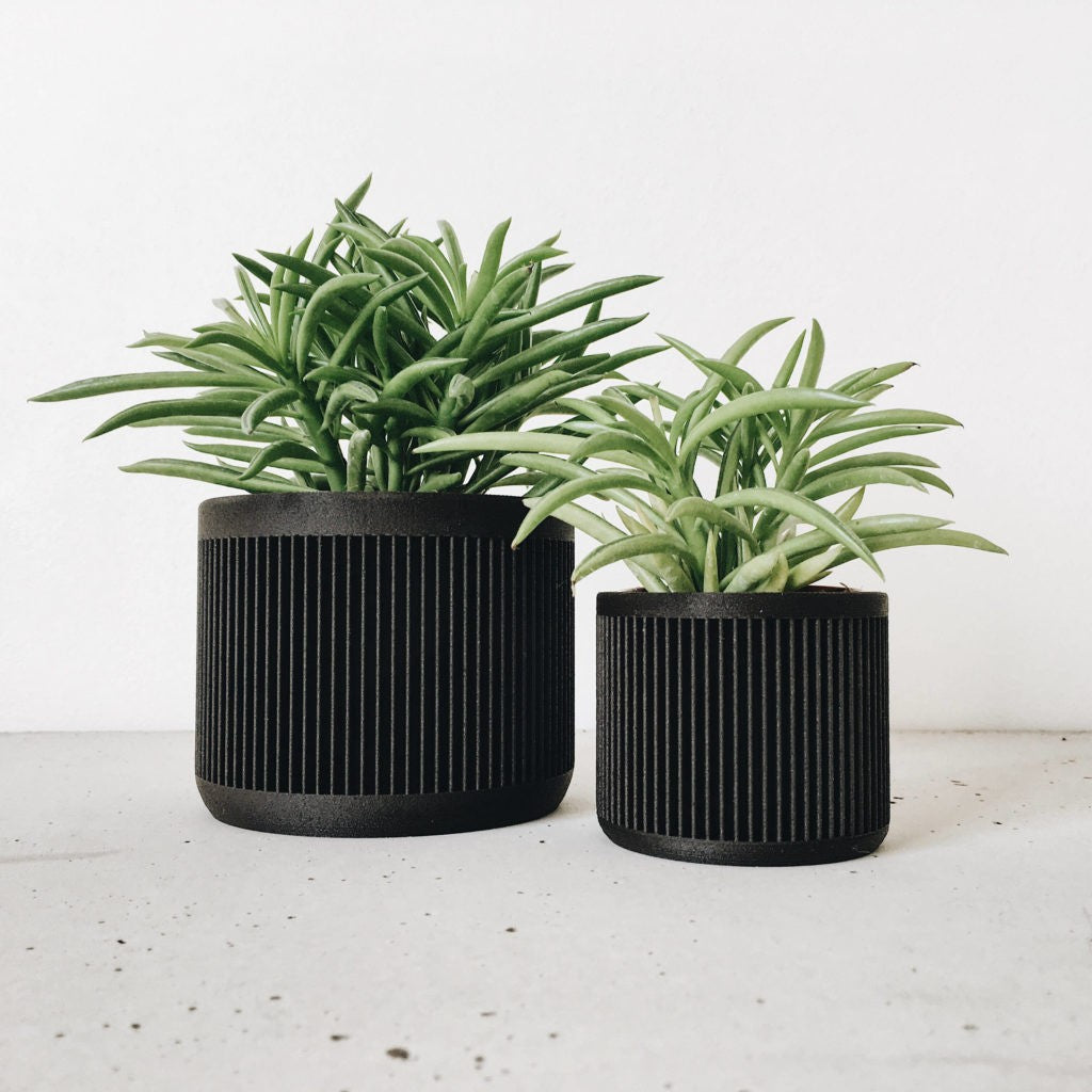 Petit pot noir pour plante d&
