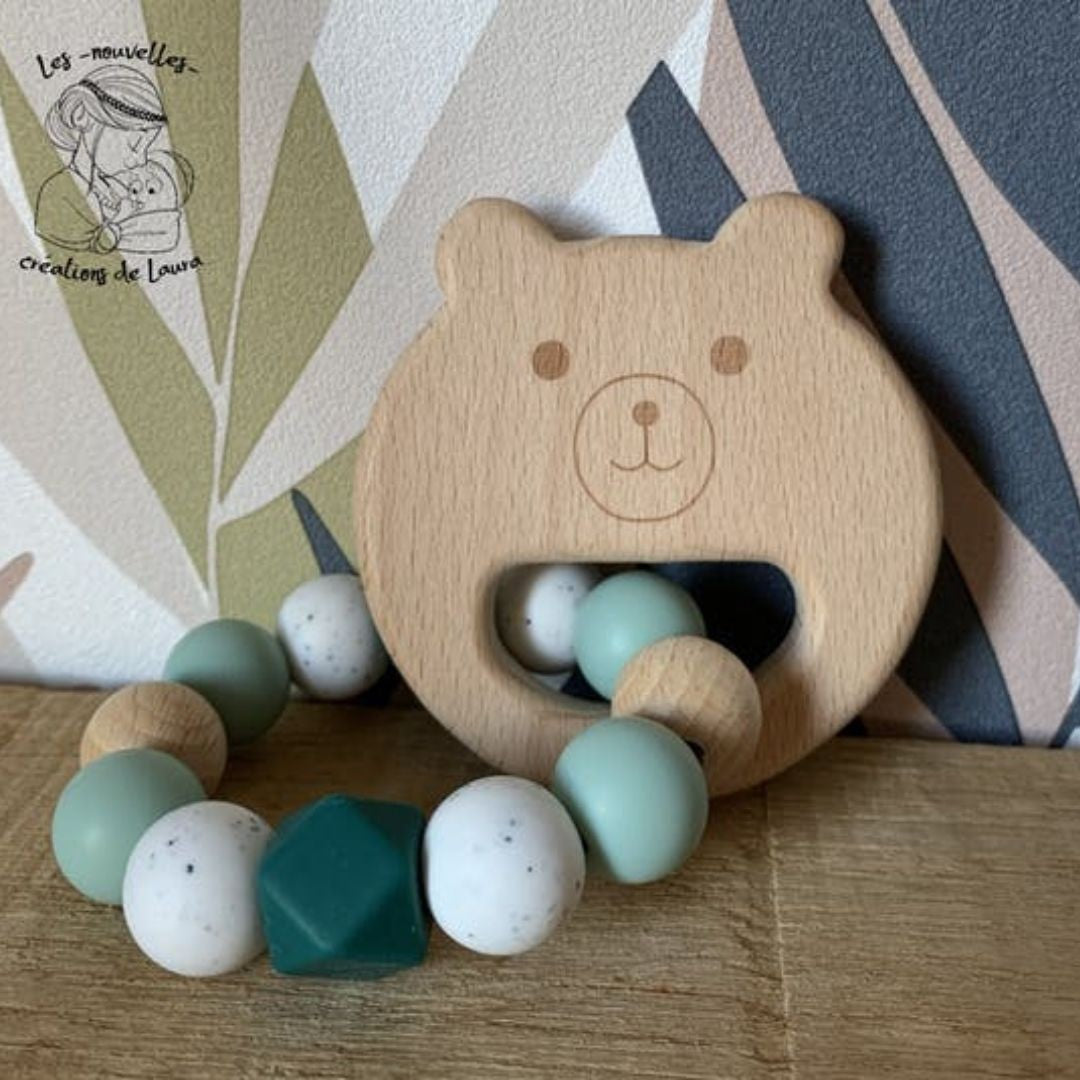 Hochet bébé Ours vert - Jeu d’éveil pour bébé - Mawen Materne