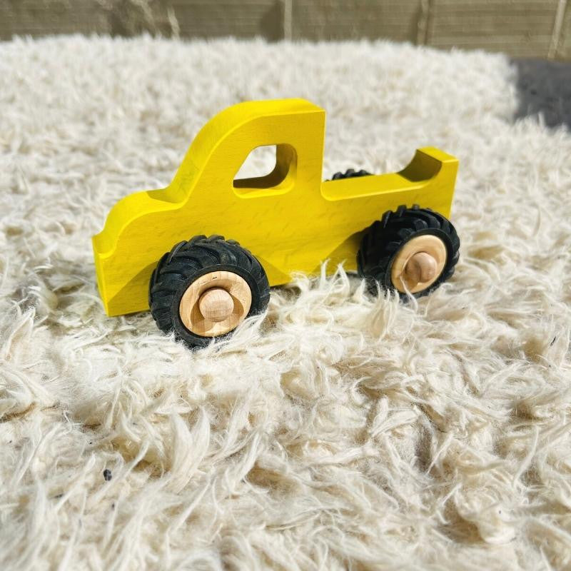 camion - bois - henry - fraise et bois - made in France - jouets - enfant - bebe - jaune