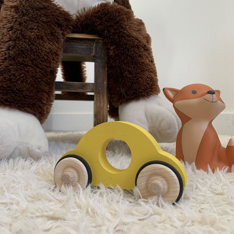 Voiture en bois jaune