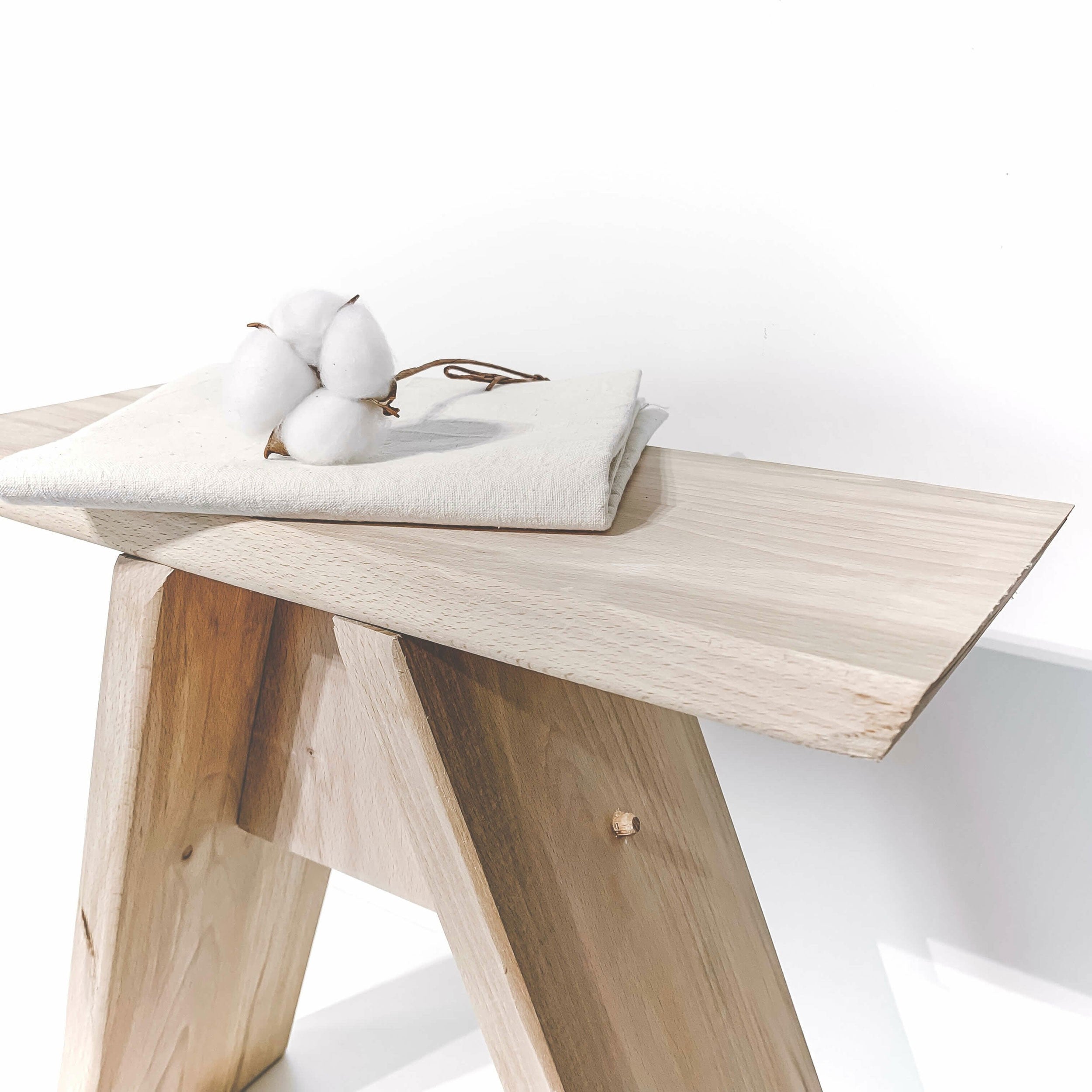 Tabouret en bois massif Le Menuisier - Les petites branches - décoration scandinave